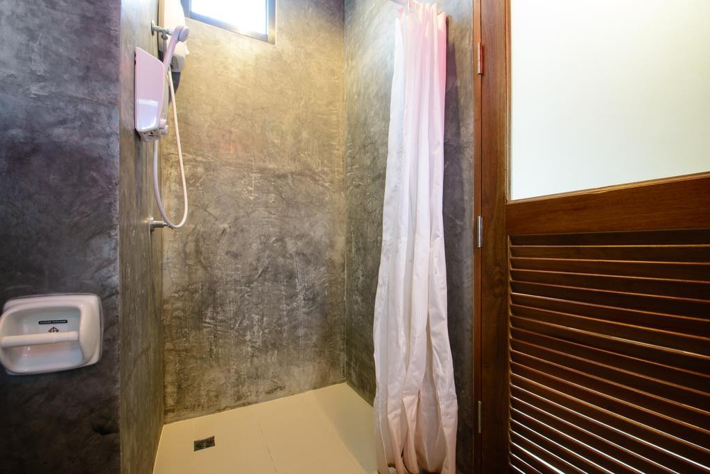 Ocean12 Chic Hotel Phuket Esterno foto