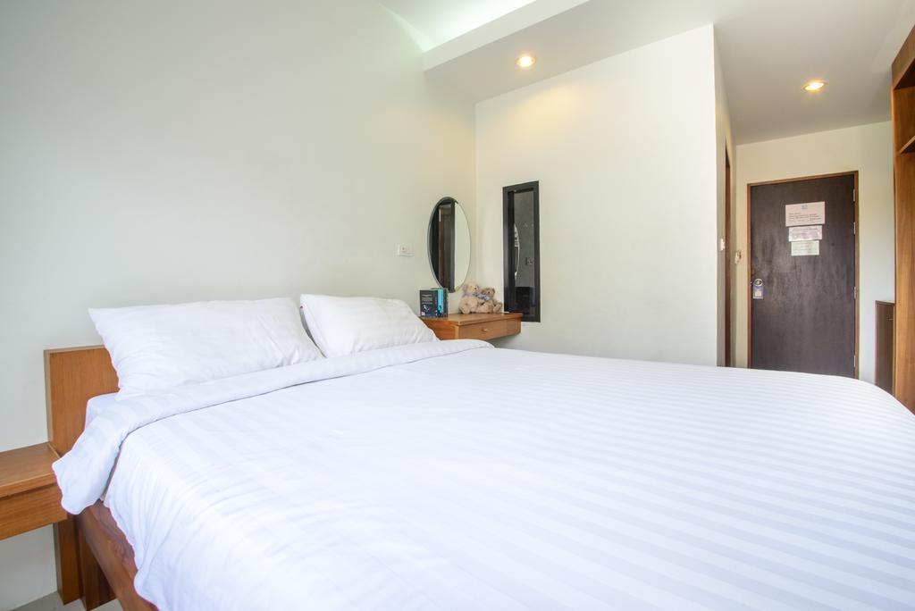 Ocean12 Chic Hotel Phuket Esterno foto