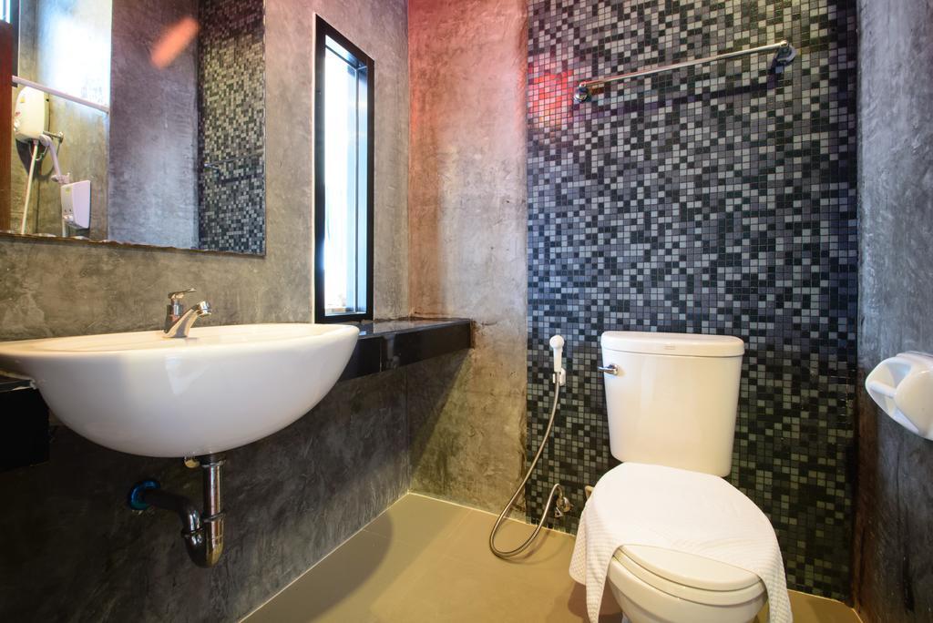 Ocean12 Chic Hotel Phuket Esterno foto